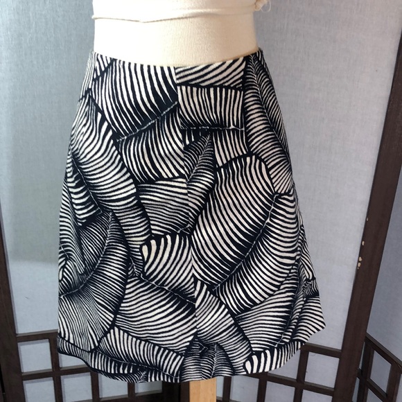 Ann Taylor lined pencil skirt Sz 4 navy and cream palm leaf pattern/ zipper - Picture 3 of 12